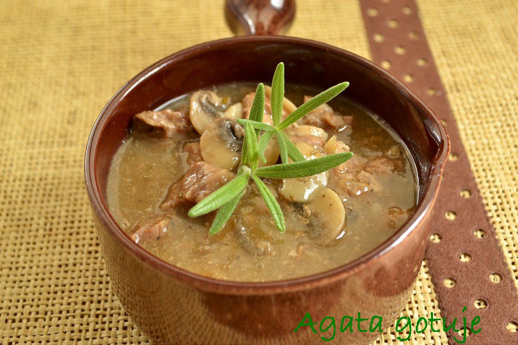 gulasz z pieczarkami i rozmarynem