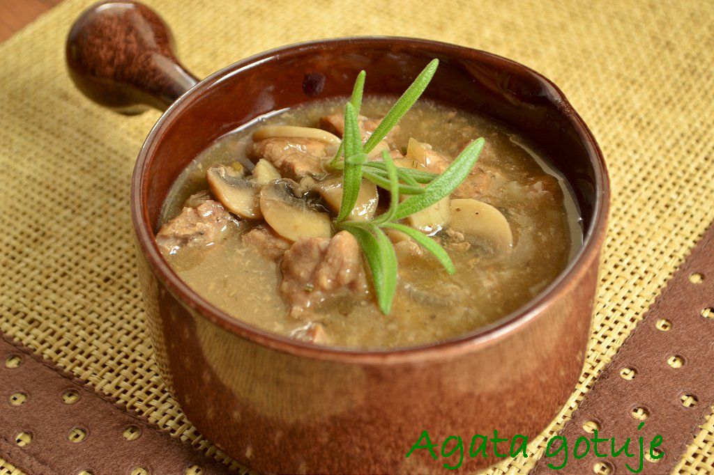 gulasz z pieczarkami i rozmarynem