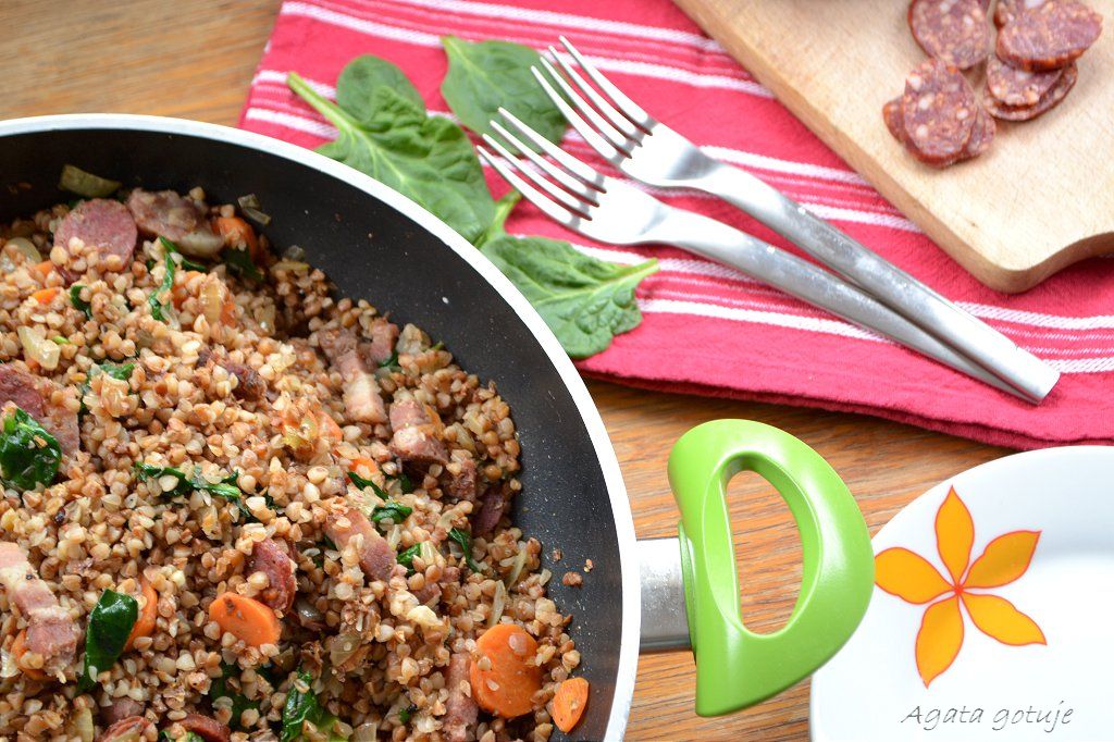 kasza gryczana z boczkiem, chorizo, marchewka i szpinakiem