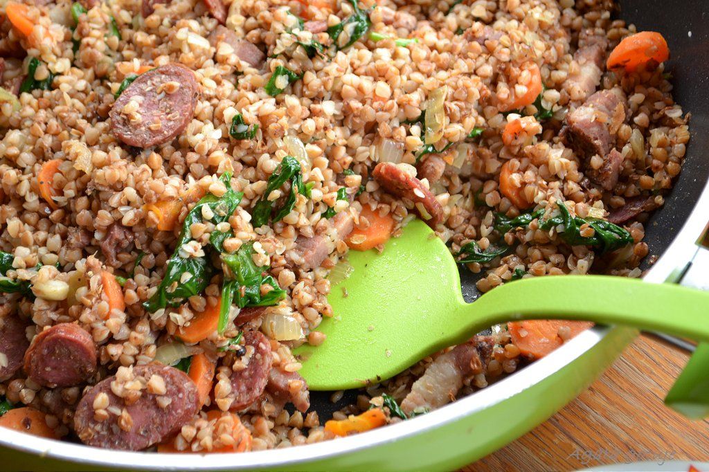 kasza gryczana z boczkiem, chorizo, marchewka i szpinakiem