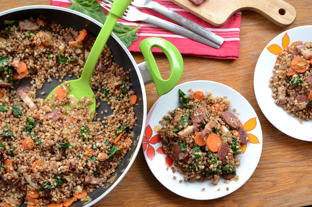 kasza gryczana z boczkiem, chorizo, marchewka i szpinakiem