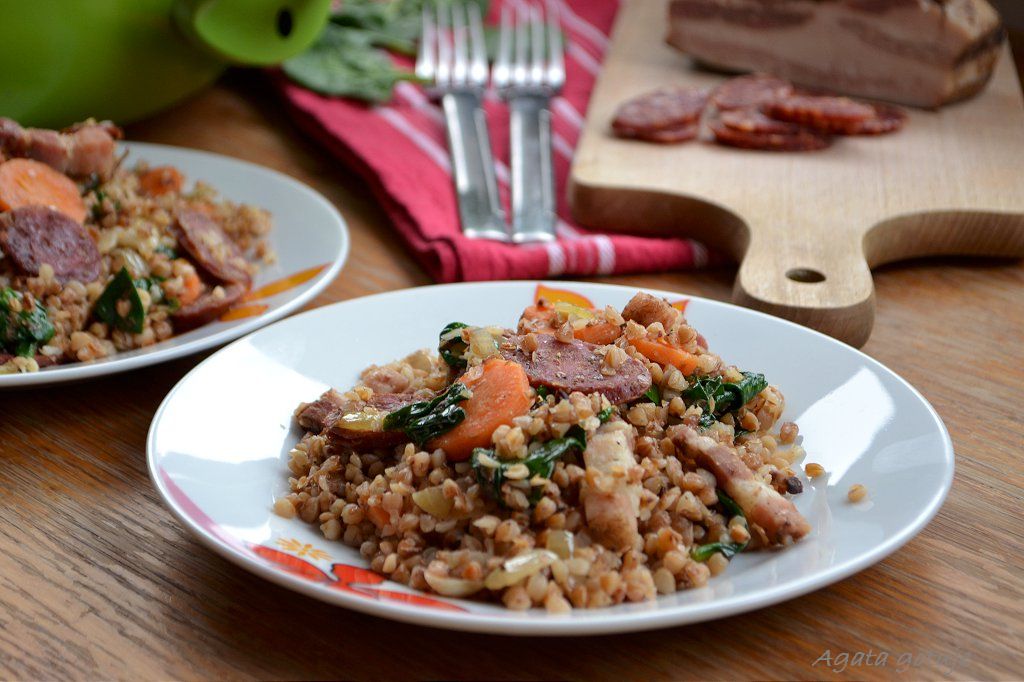 kasza gryczana z boczkiem, chorizo, marchewka i szpinakiem