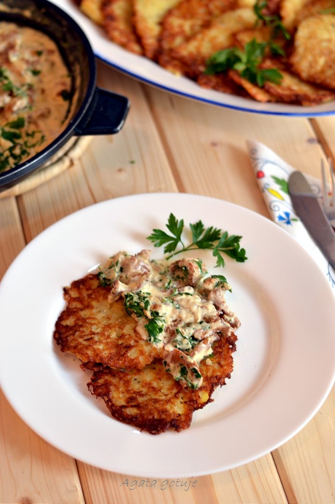 Placki z ziemniaków i cukinii z sosem kurkowym 01-1024