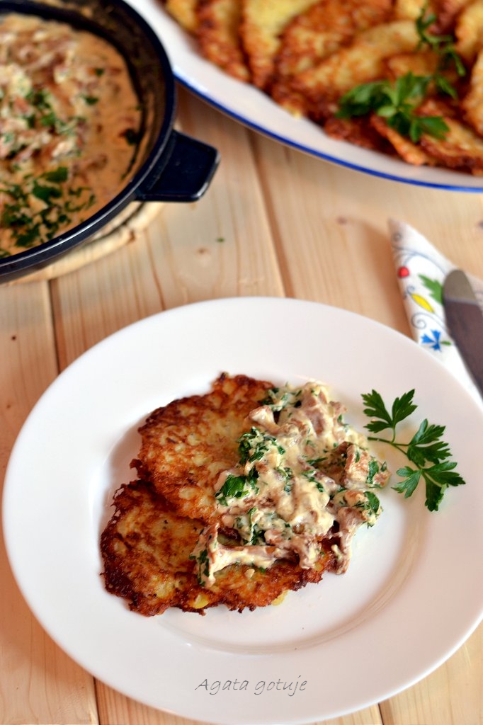 Placki z ziemniaków i cukinii z sosem kurkowym 02-1024