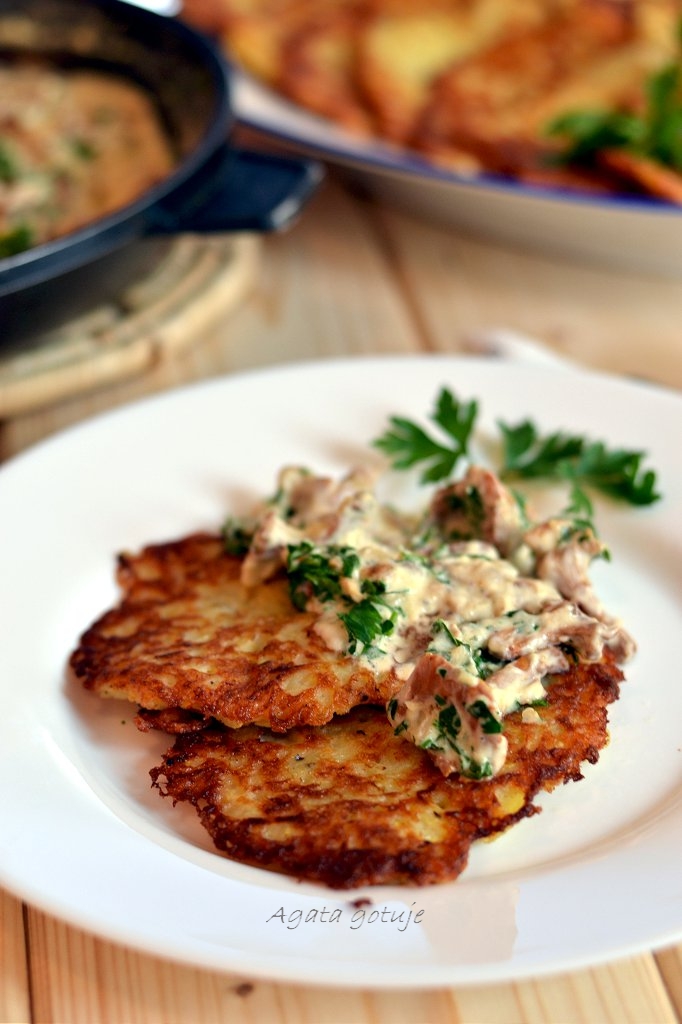Placki z ziemniaków i cukinii z sosem kurkowym 03-1024