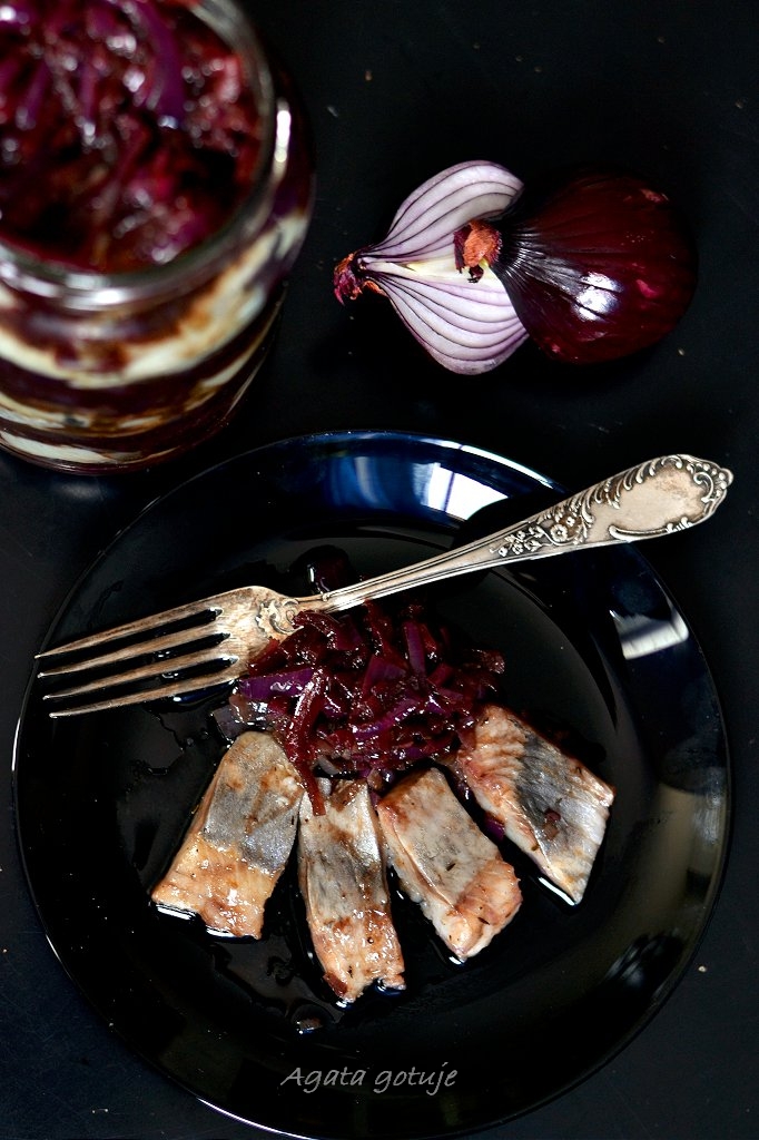 sledzie w czerwonej cebuli 03-1024