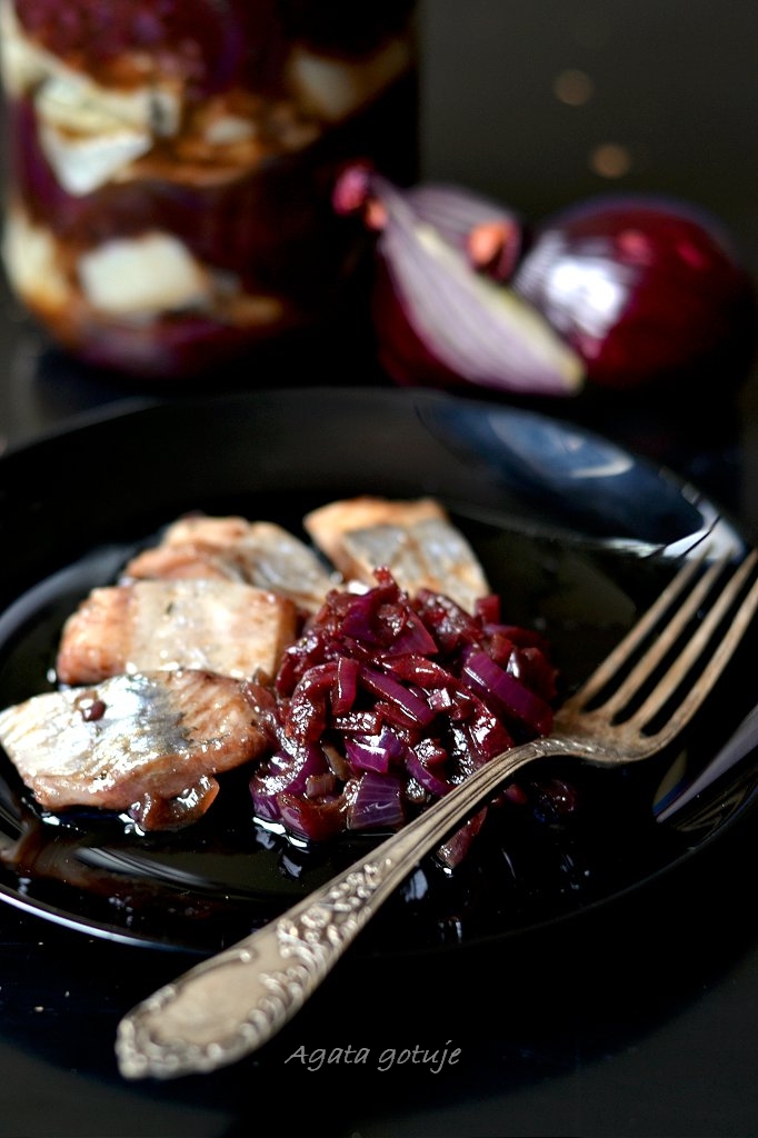 sledzie w czerwonej cebuli 04-1024