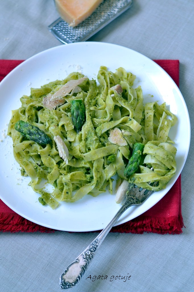 tagliatelle ze szparagami, groszkiem i wedzonym pstragiem 01-1024