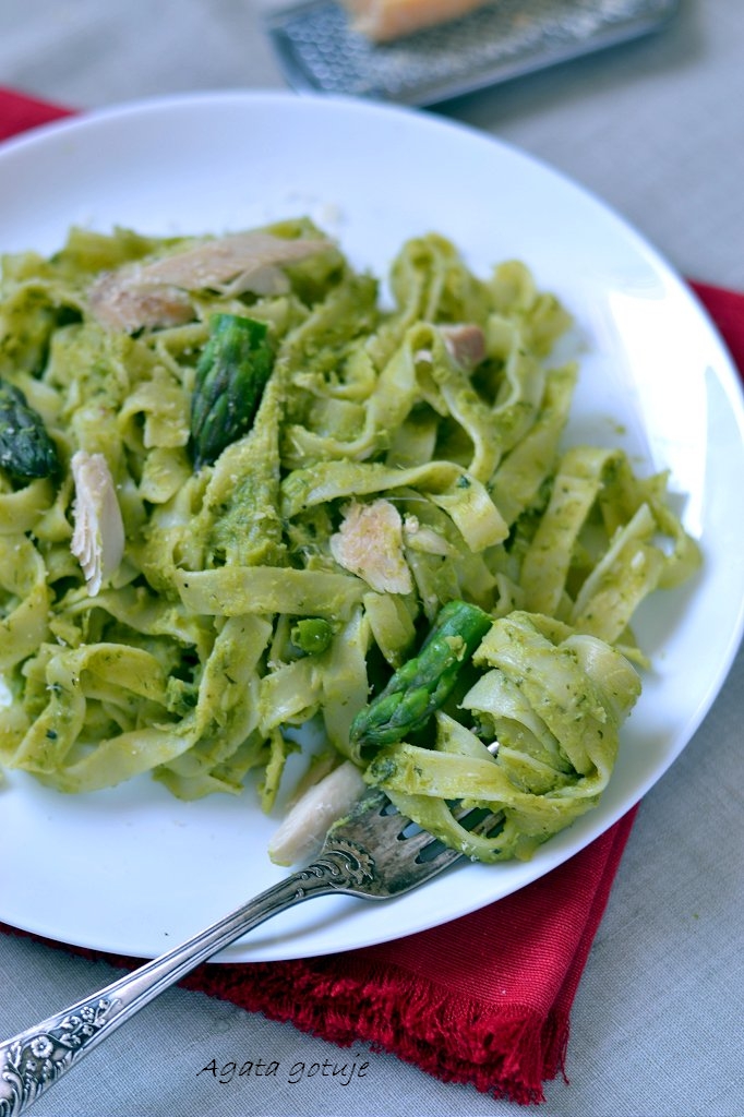 tagliatelle ze szparagami, groszkiem i wedzonym pstragiem 03-1024