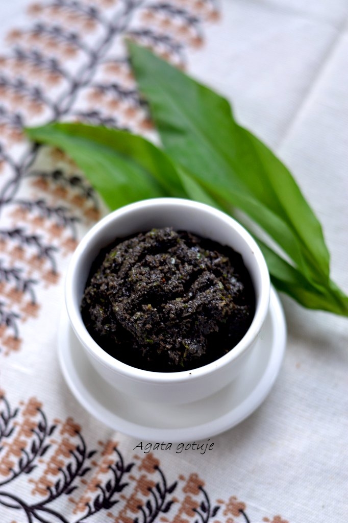 tapenada z czarnych oliwek z czosnkiem niedźwiedzim 02-1024