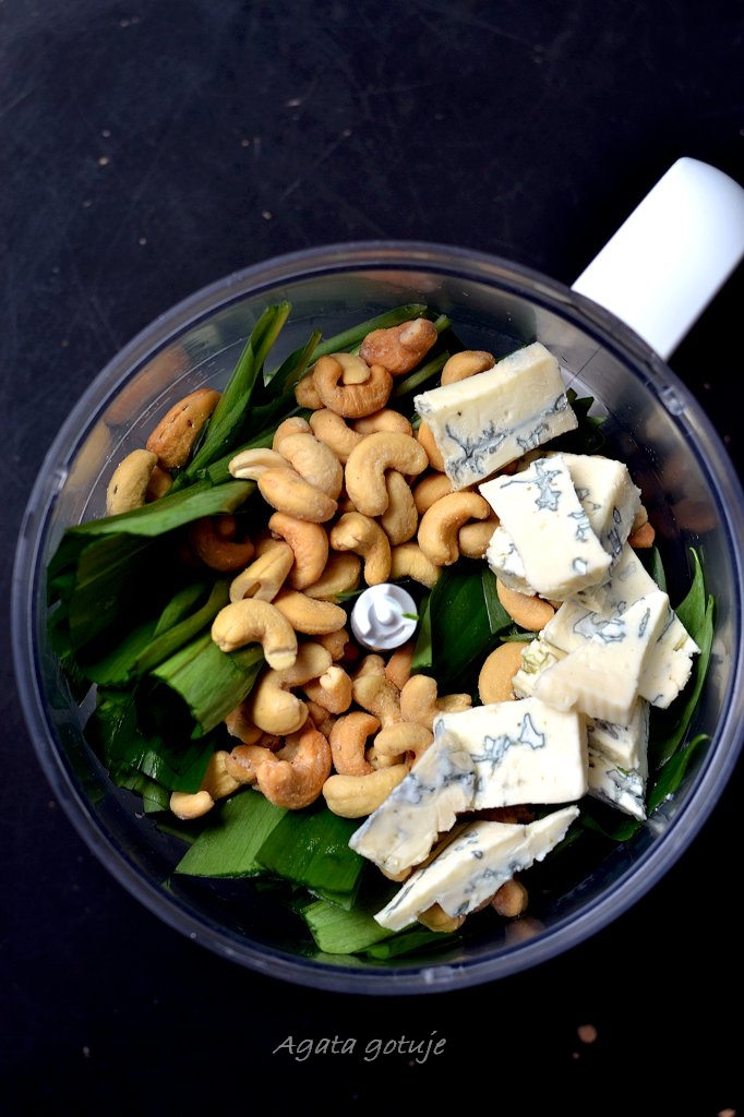 Pesto z czosnku niedzwiedziego z serem plesniowym i nerkowcami 02-1024