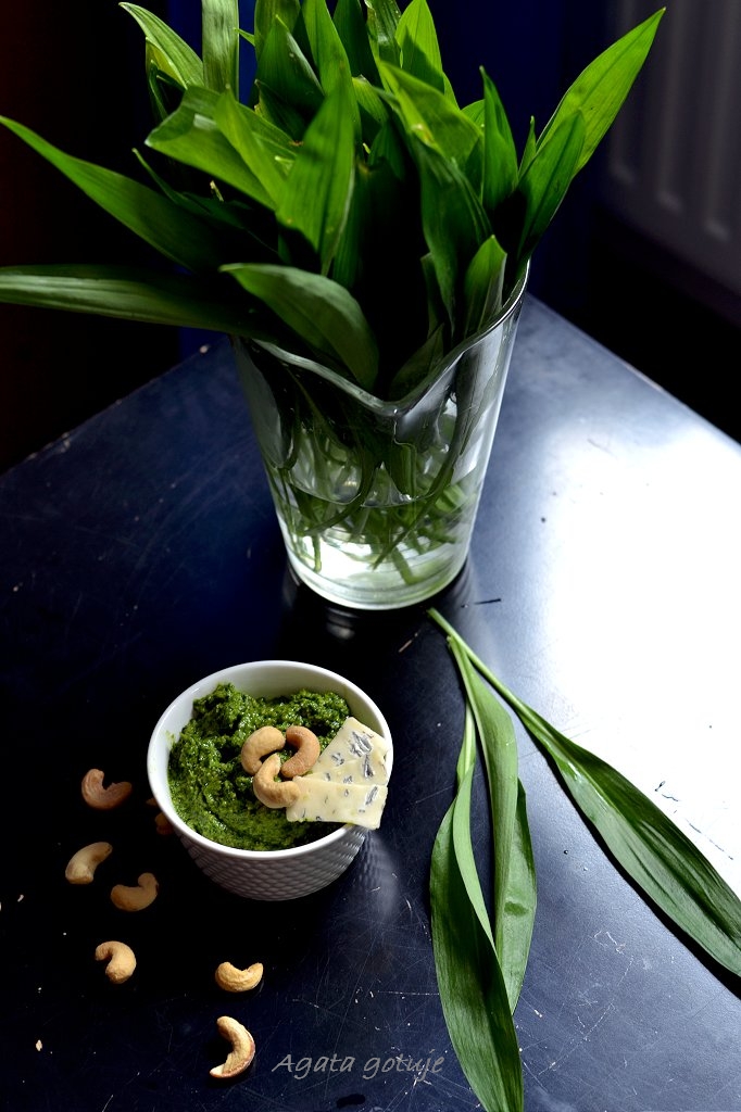 Pesto z czosnku niedzwiedziego z serem plesniowym i nerkowcami 04-1024