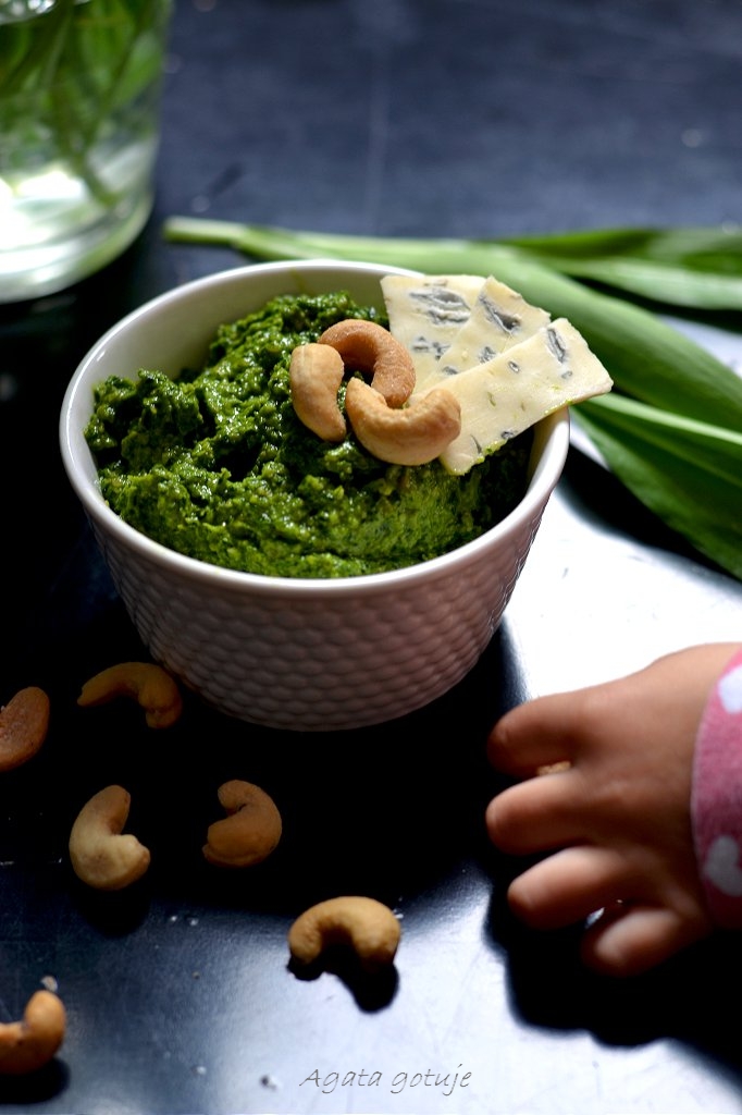 Pesto z czosnku niedzwiedziego z serem plesniowym i nerkowcami 05-1024