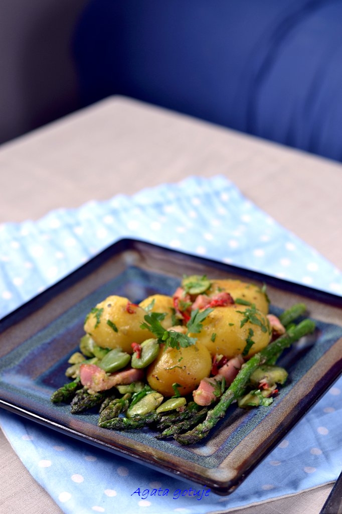 Młode ziemniaki ze szparagami, bobem i boczkiem 01-1024