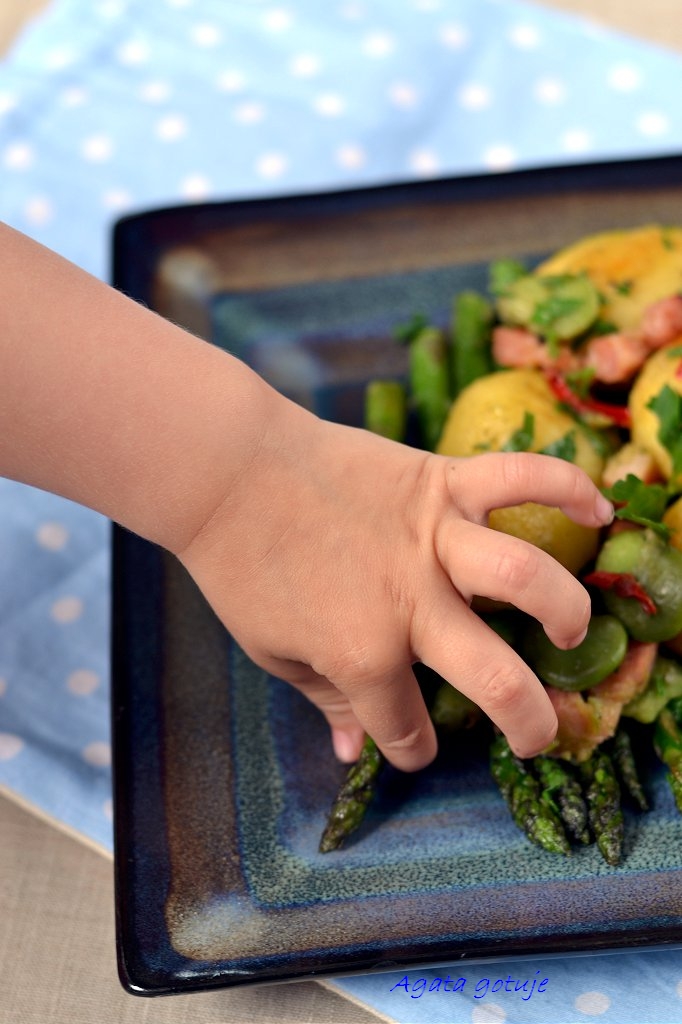 Młode ziemniaki ze szparagami, bobem i boczkiem 04-1024