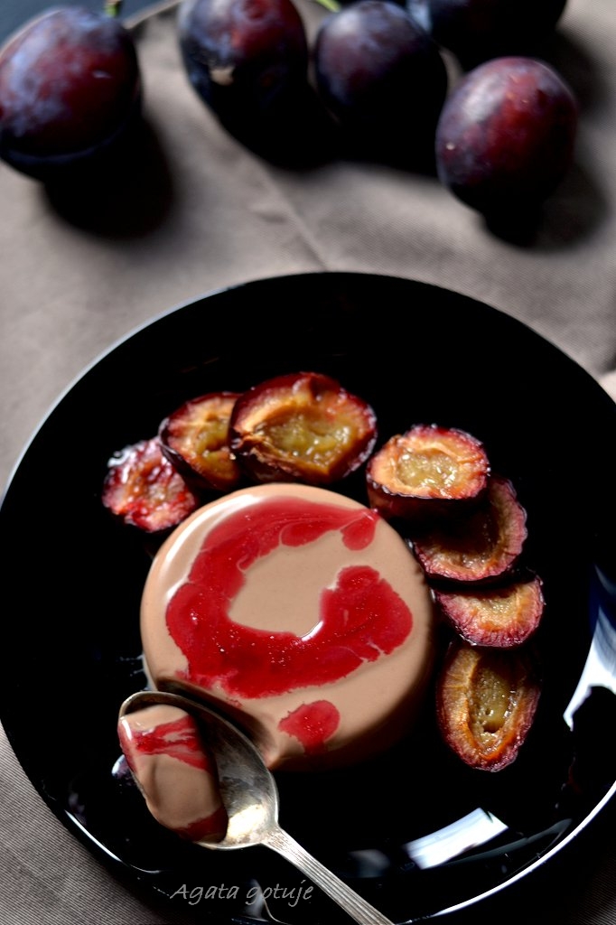 czekoladowa panna cotta na maslance z kardamonowymi sliwkami 01-1024