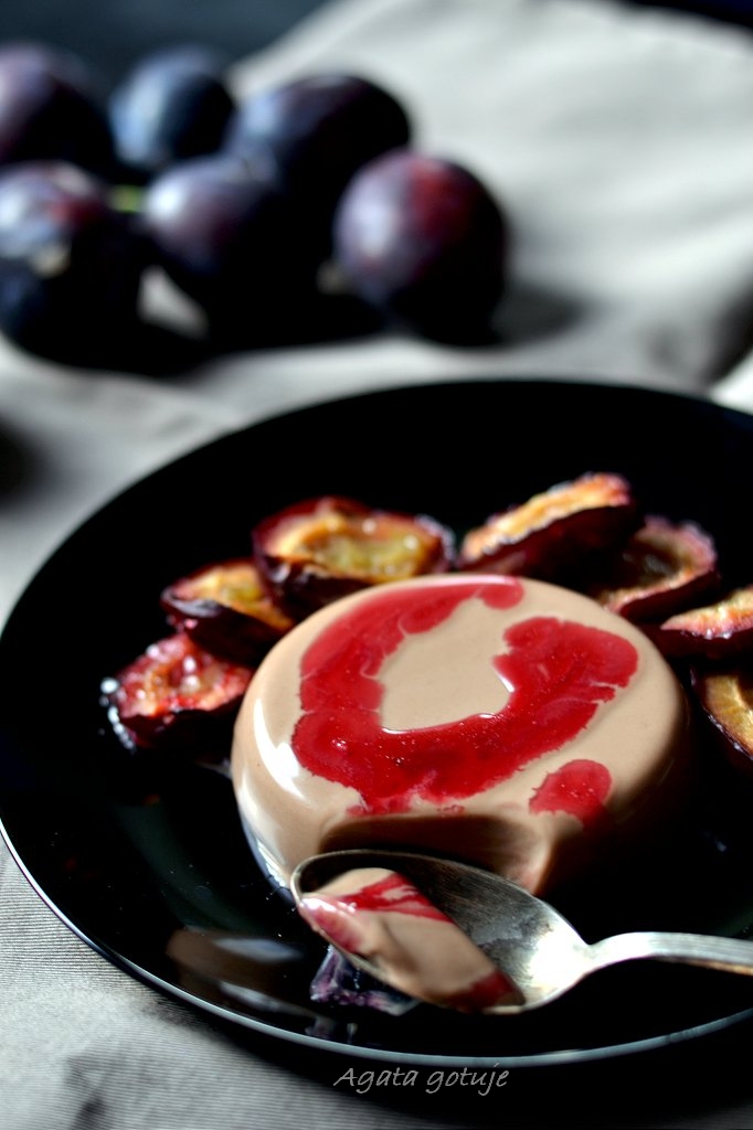 czekoladowa panna cotta na maslance z kardamonowymi sliwkami 03-1024