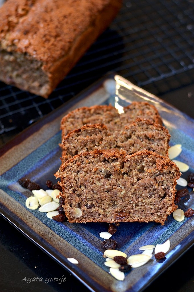 pelnoziarnisty chlebek bananowy z migdalami i rodzynkami 01-1024
