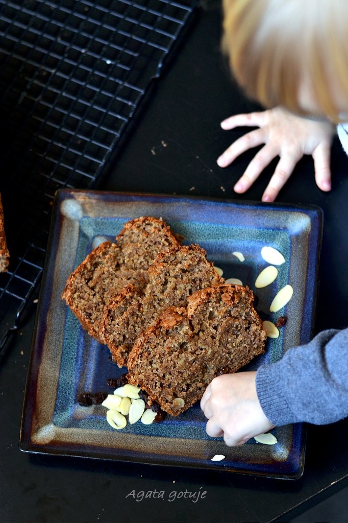 pelnoziarnisty chlebek bananowy z migdalami i rodzynkami 04-1024
