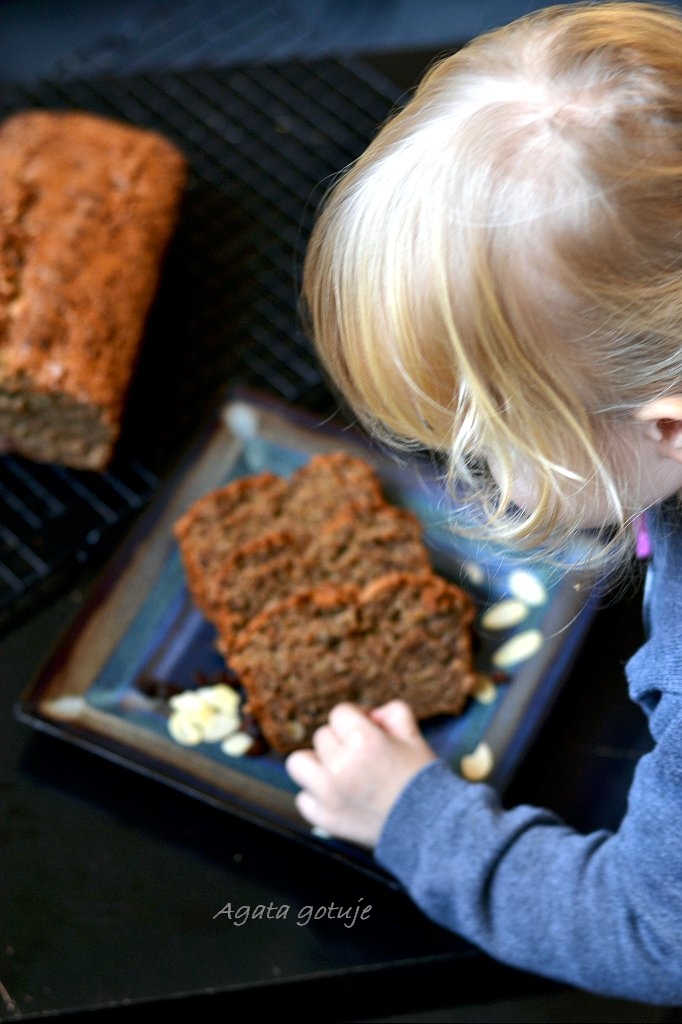 pelnoziarnisty chlebek bananowy z migdalami i rodzynkami 05-1024