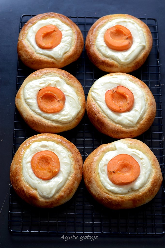 drozdzowki z twarozkiem i morelami 01-1024