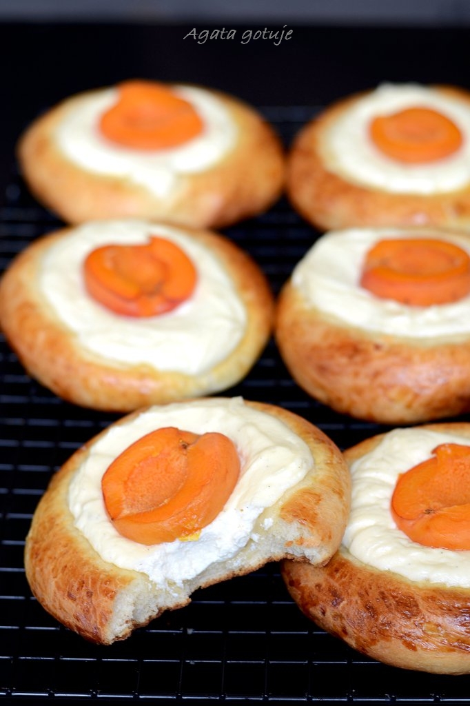 drozdzowki z twarozkiem i morelami 03-1024