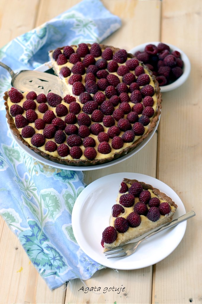 Tarta z waniliowym kremem i malinami 01-1024