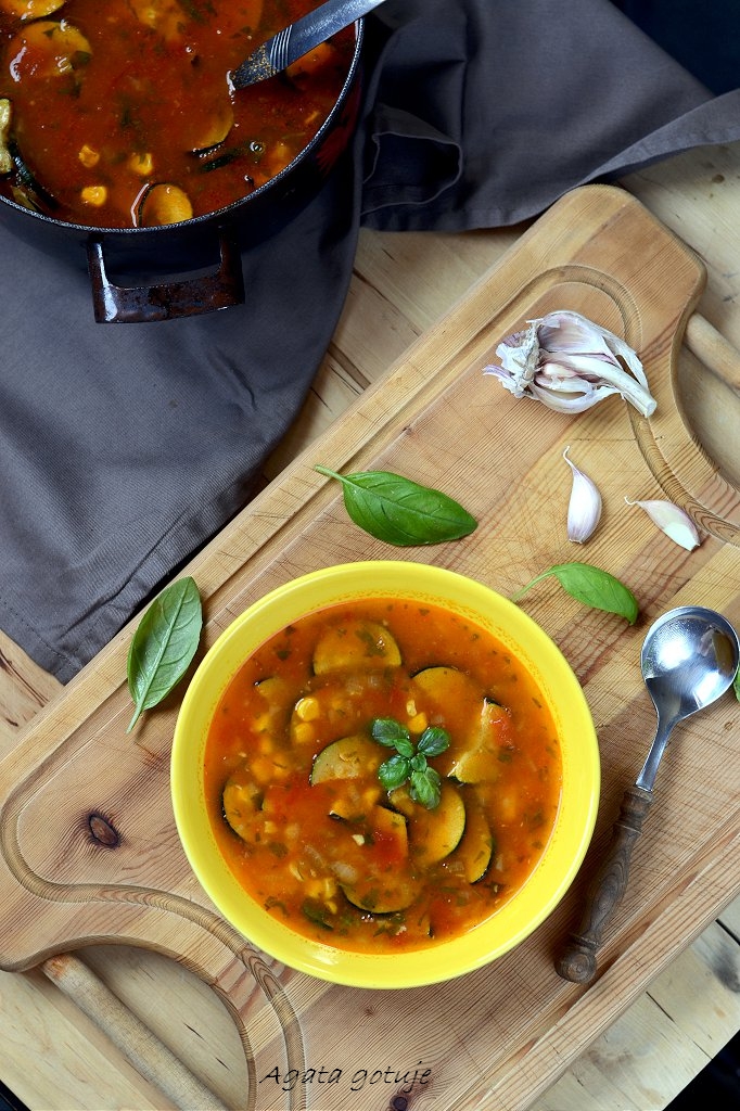 zupa-pomidorowa-z-cukinia-i-kukurydza-01-1024