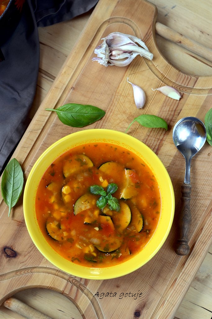 zupa-pomidorowa-z-cukinia-i-kukurydza-02-1024