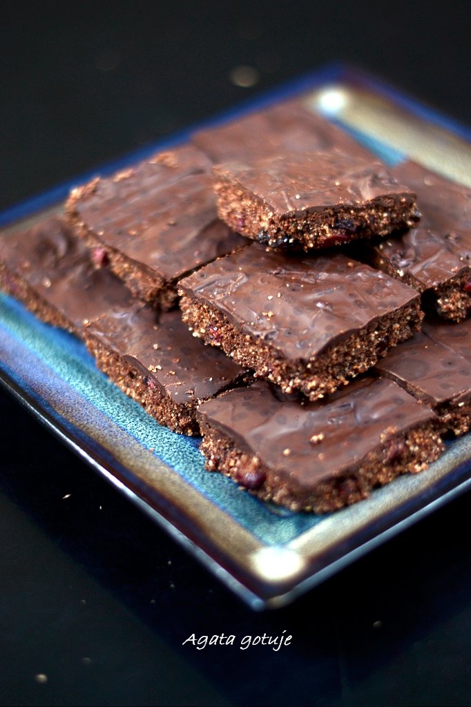 krajanka-czekoladowo-zurawinowa-bez-pieczenia-02-1024