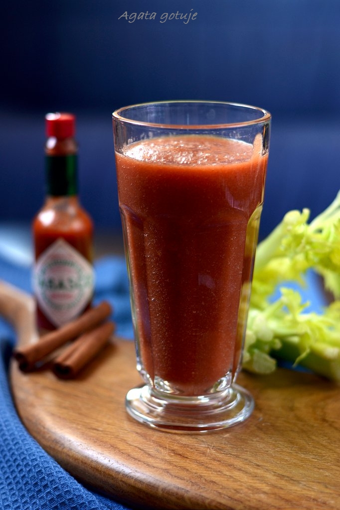 koktajl-pomidorowo-selerowy-z-tabasco-i-cynamonem-01-1024