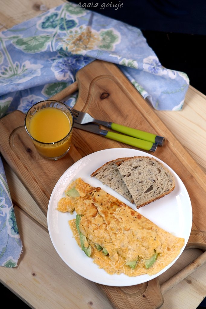 omlet-z-awokado-i-cheddarem-01-1024