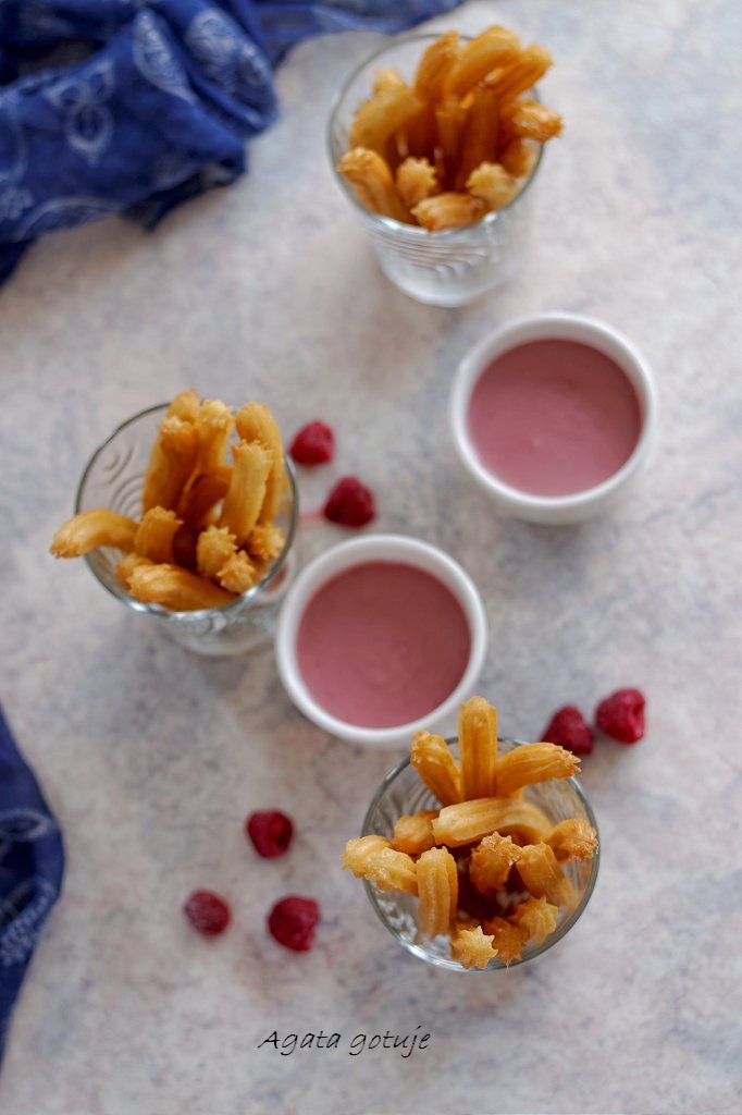 churros bez jajek z sosem z białej czekolady i malin