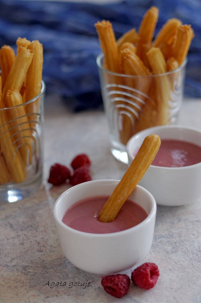 churros z ciasta parzonego bez jajek z sosem z białej czekolady i malin