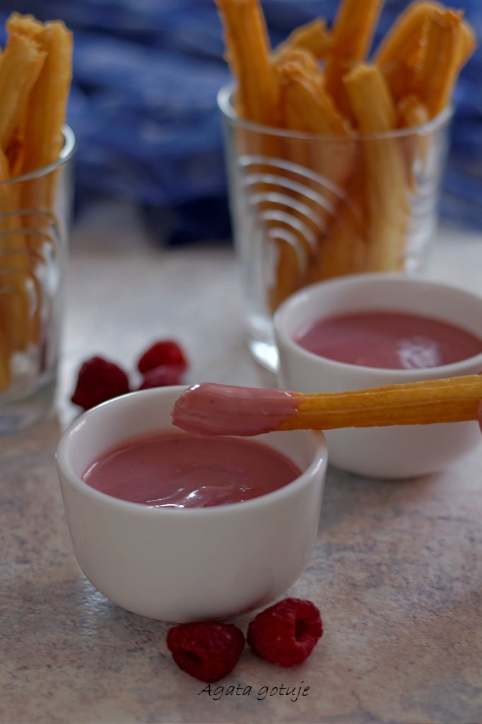 churros z ciasta parzonego bez jajek z sosem z białej czekolady i malin