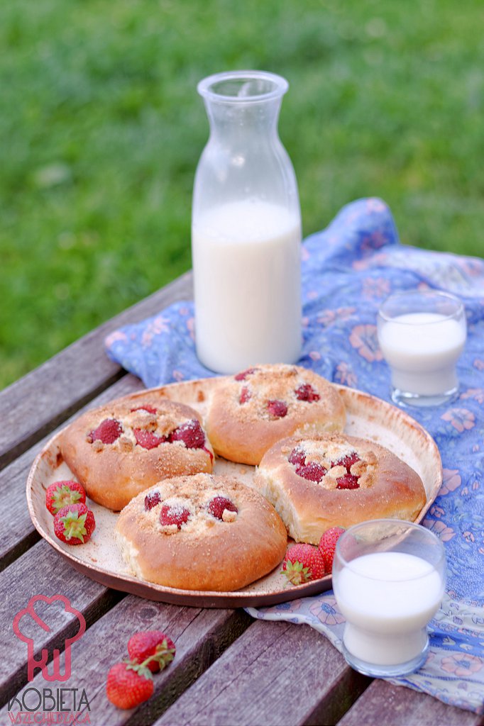 drożdżówki z truskawkami