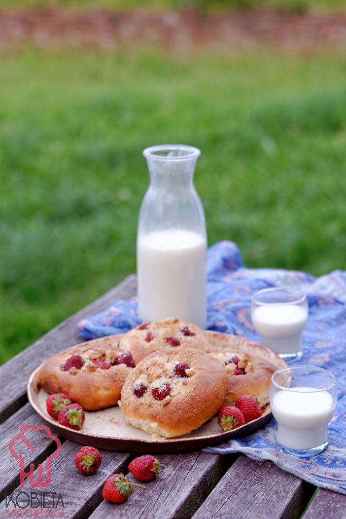 bułki z truskawkami