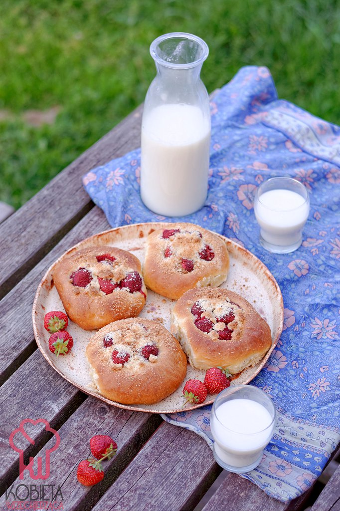 drożdżówki z truskawkami i kruszonką